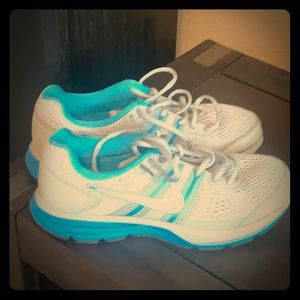 Like New Size 10 Female Nike shoes